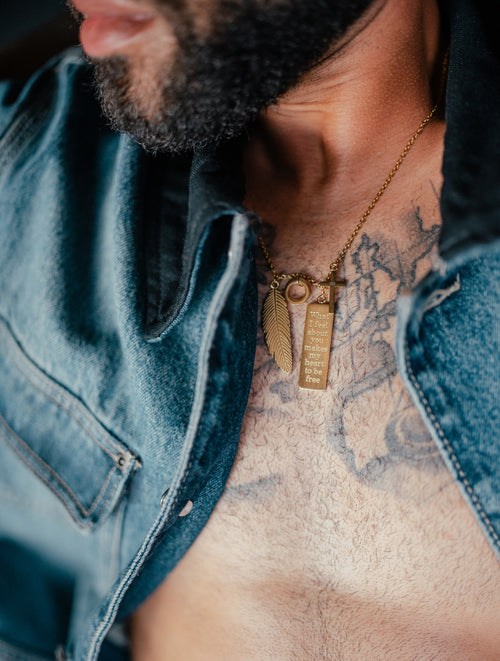 Colar dourado Heyoka Style em aço inoxidável banhado a ouro 18k com pendentes cruz, pena e tag