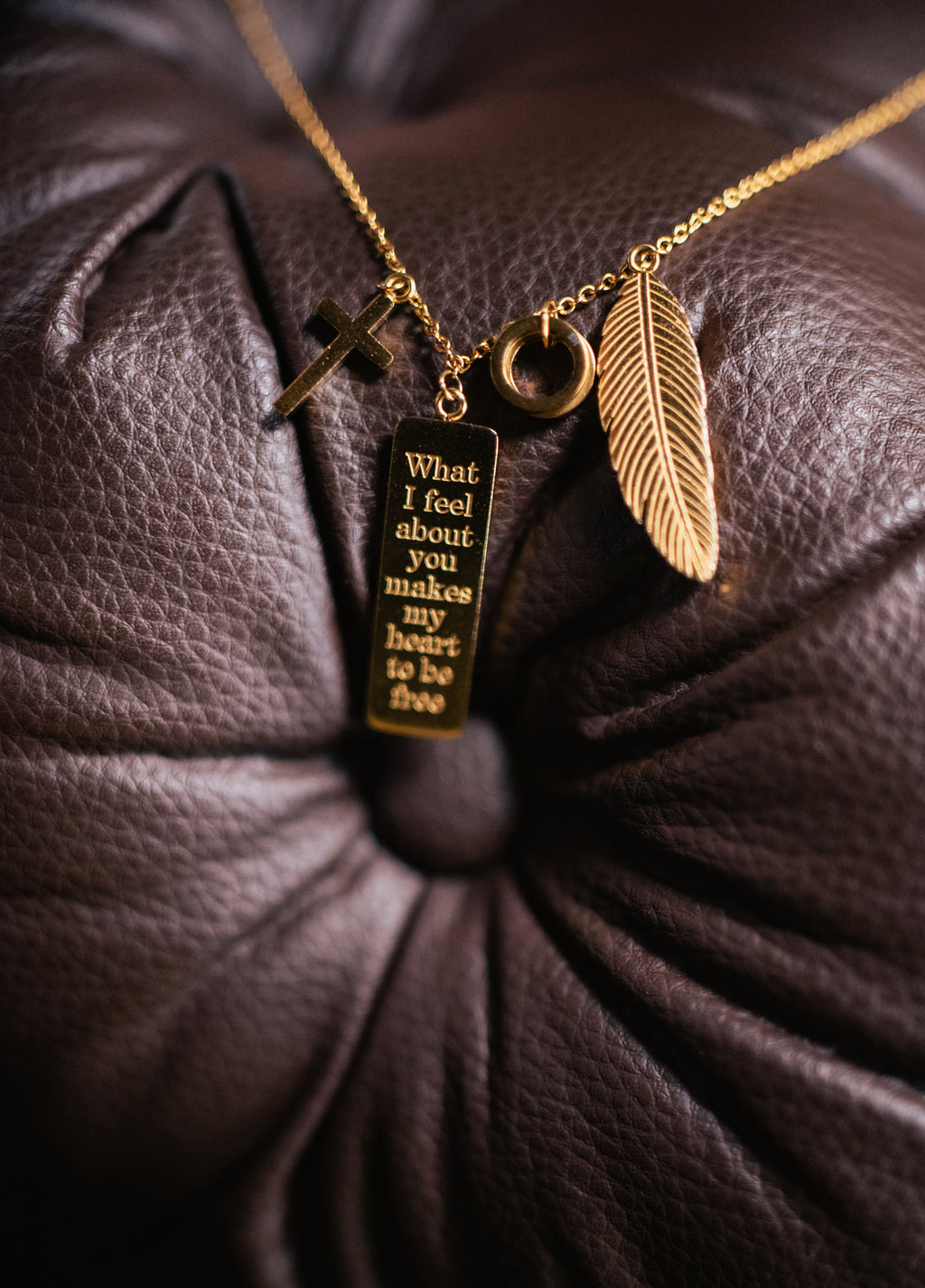Colar dourado Heyoka Style em aço inoxidável banhado a ouro 18k com pendentes cruz, pena e tag