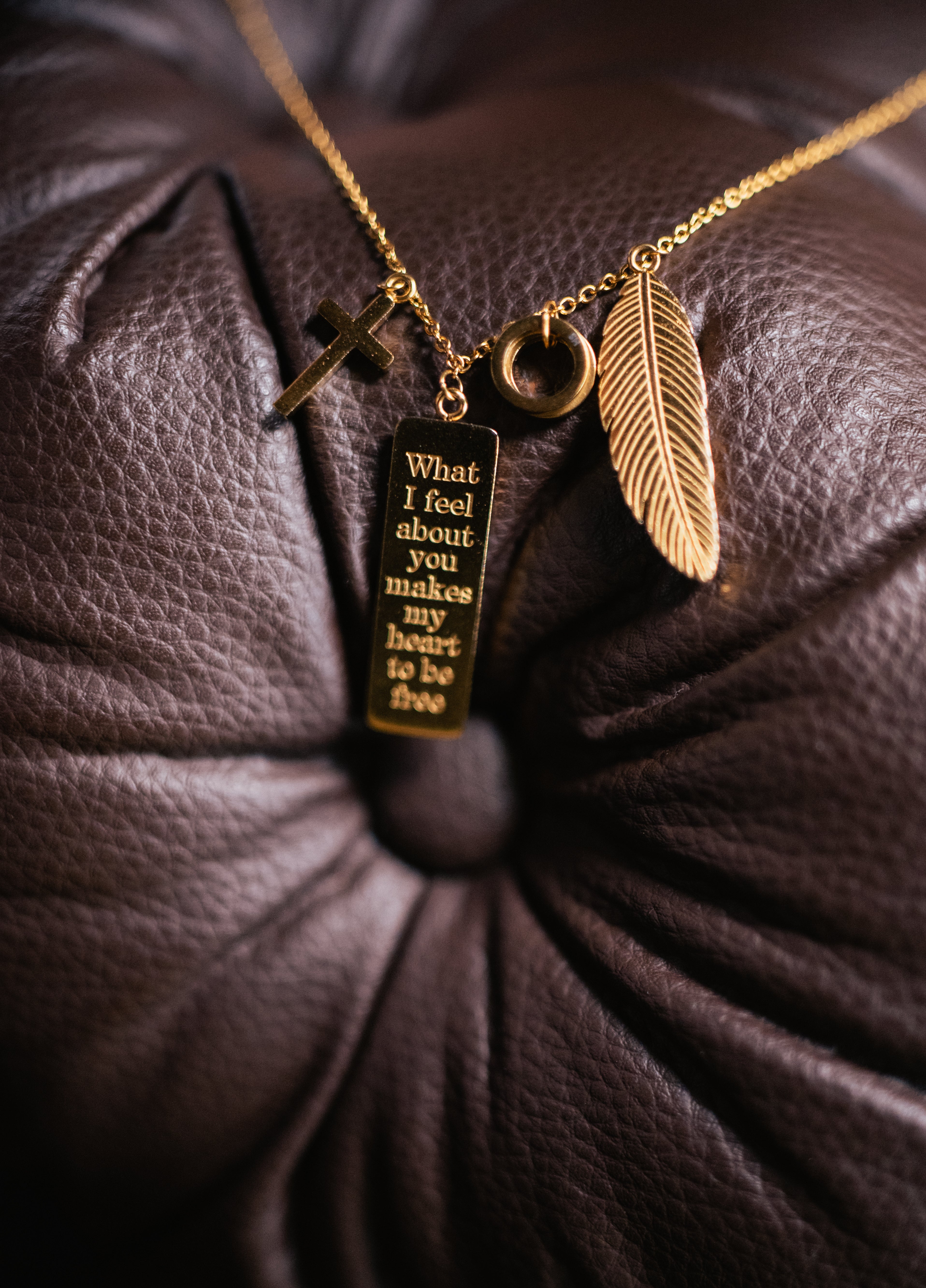 Colar dourado Heyoka Style em aço inoxidável banhado a ouro 18k com pendentes cruz, pena e tag